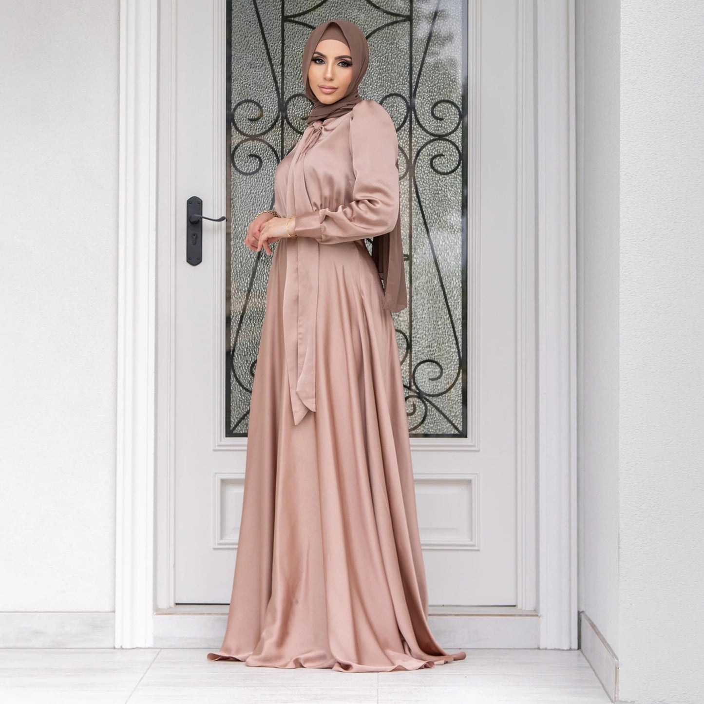 Grande robe en satin élégante et modeste pour femmes